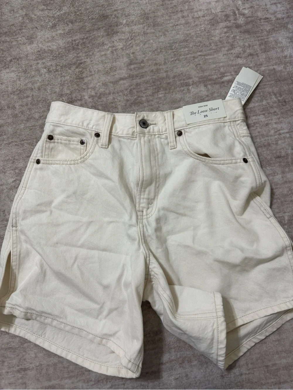 Abercrombie & Fitch the loose short high rise size 25 nwt